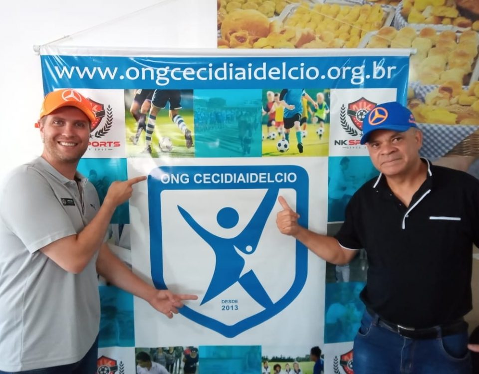 FOTO/IMAGEM: Lacaille Race Group / ONG CECIDIAIDELCIO Na foto : Sr. Idelson (Presidente Ong) e Bruno Caravaggi (Piloto AMG Cup)