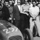 Chico Landi (de branco) em 1948, em sua jornada no automobilismo internacional (Wikipedia Commons)