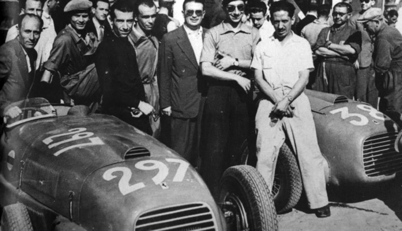 Chico Landi (de branco) em 1948, em sua jornada no automobilismo internacional (Wikipedia Commons)